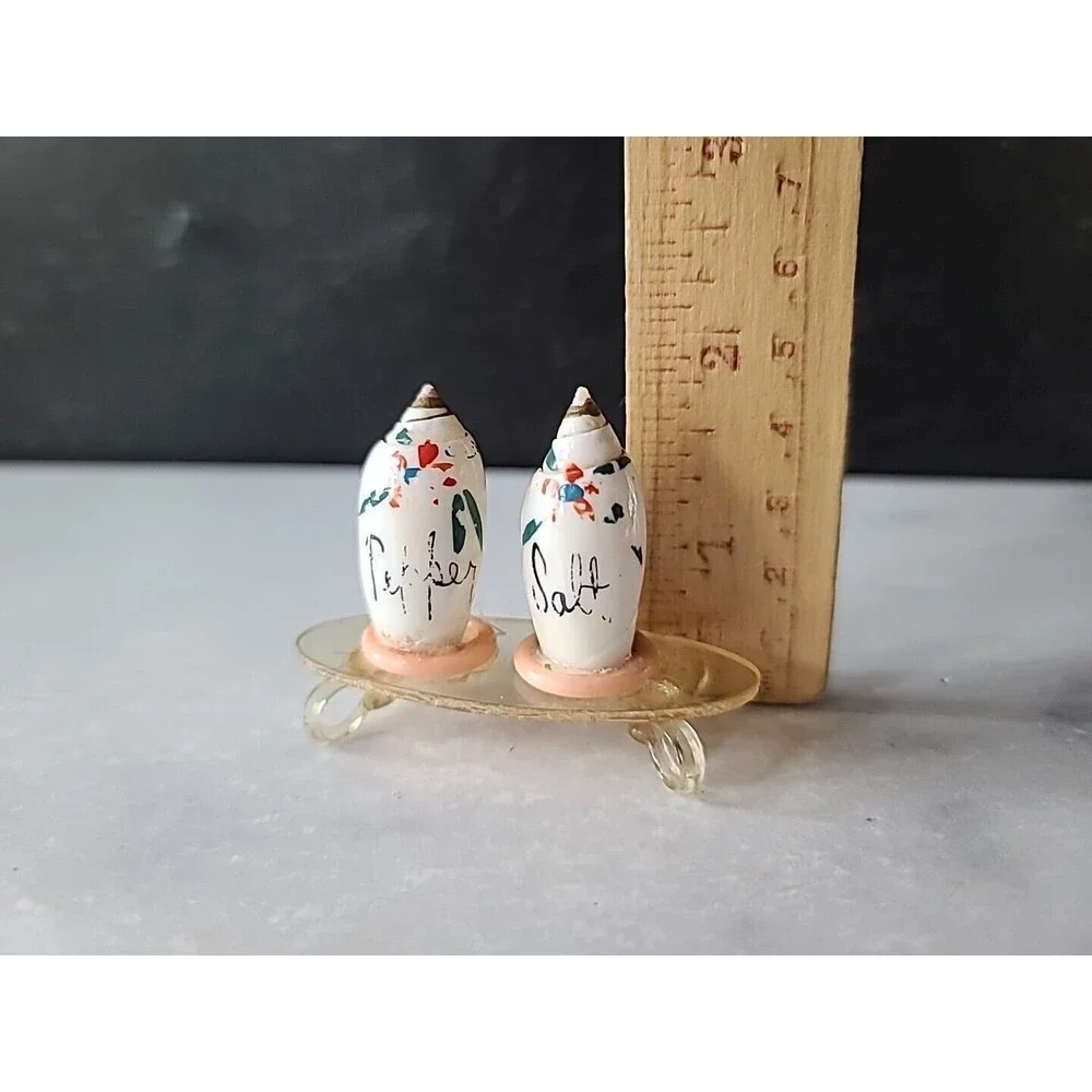 Shell Shaped Salt And Pepper Shaker Figurine, Vintage READ